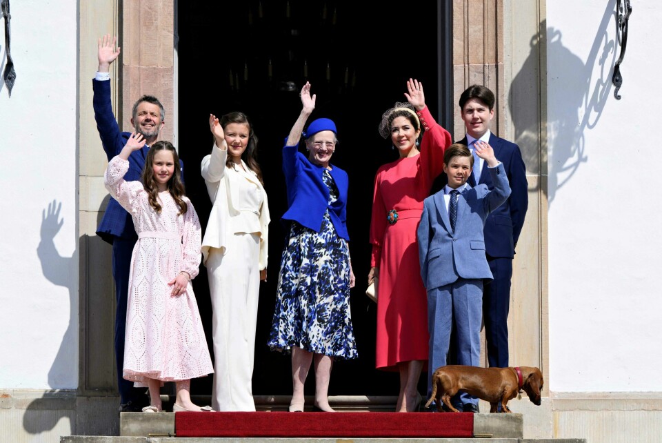 Fra venstre: Kronprins Frederik, prinsesse Josephine, prinsesse Isabella, dronning Margrethe II, kronprinsesse Mary, prins Vincent og prins Christina. Den kongelige familie i Danmark.