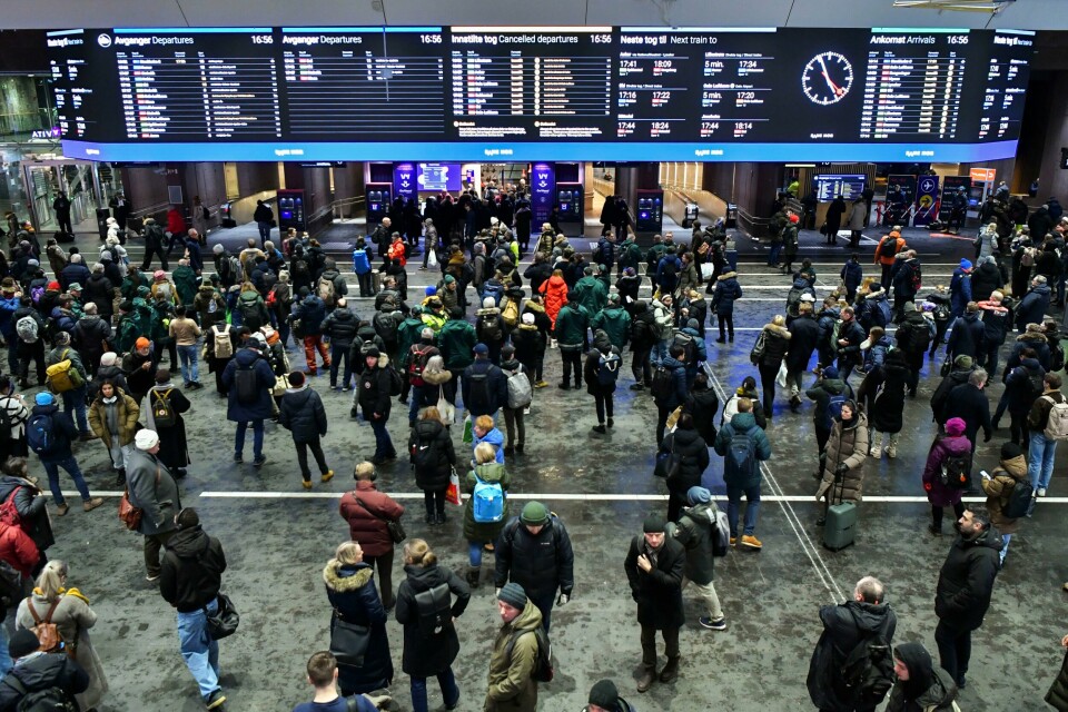 Mange mennesker i avgangshallen på Oslo S etter mange kansellerte togavganger på grunn av snøfallet på Østlandet onsdag. Torsdag er det fortsatt problemer med togtrafikken. Mange mennesker i avgangshallen på Oslo S etter mange kansellerte togavganger på grunn av snøfallet på Østlandet. Foto: Rodrigo Freitas / NTB