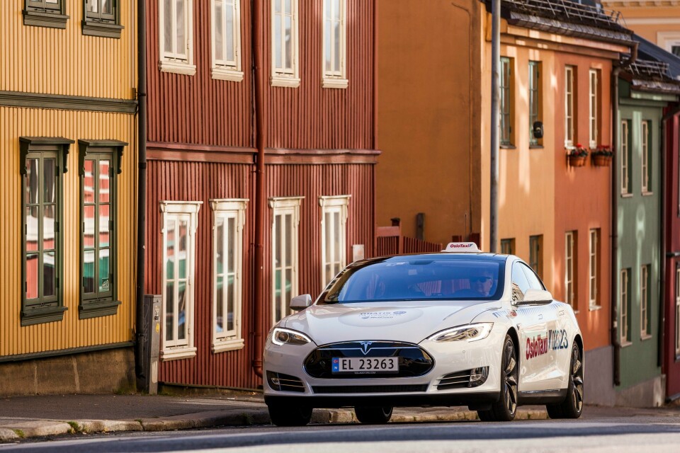 Fra 1. november skal alle drosjene i Oslo være nullutslipp. Men at ikke ladeinfrastrukturen er på plass, bekymrer næringen. El
