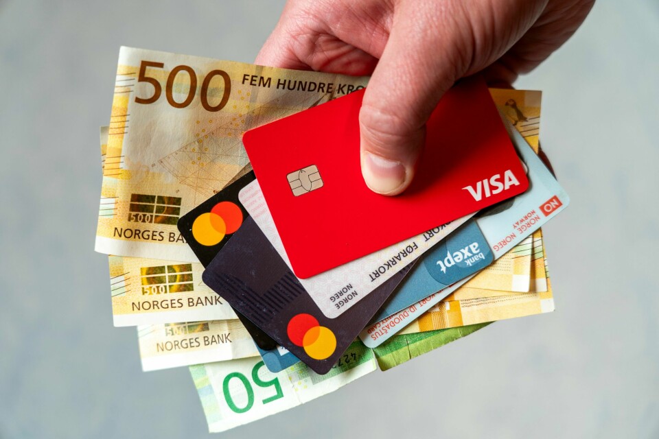 Hvor mye penger får du å rutte med den dagen du blir pensjonist? De økonomiske valgene du tar før den tid, vil naturlig nok ha stor påvirkning. Illustrasjoner av Visa, Mastercard, bankkort, id kort, europeiske helsetrygdekort, førerkort og penger.