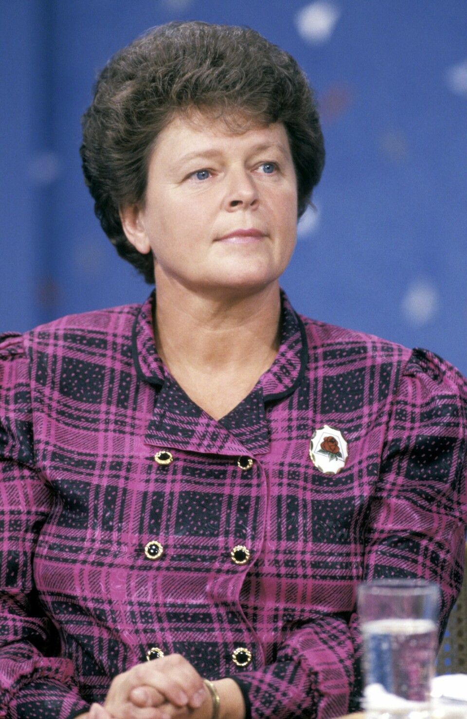 Statsminister Gro Harlem Brundtland deltar i partilederdebatt på NRK før stortingsvalget i 1989. .