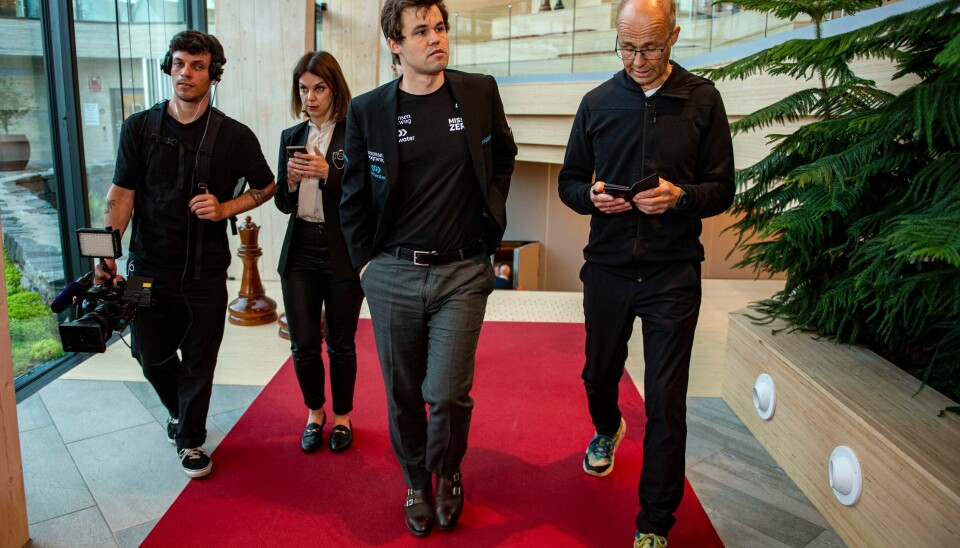 Magnus Carlsen, her med faren Henrik Carlsen, har nesten utelukkende spilt hurtigsjakk og lynsjakk de siste årene, men prioriterer klassisk langsjakk under svært prestisjetunge Norway Chess i 2022. Han kommer tilbake til SR-Banks lokaler i Finansparken i Stavanger i mai. Magnus Carlsen trakk seg fra Sinquefield Cup. Foto: Carina Johansen / NTB