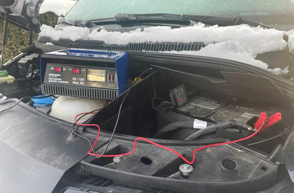 – Bruk en batterilader hjemme for å topplade bilbatteriet, sier bilberger Stig Martiniussen. – Bruk en batterilader hjemme for å topplade bilbatteriet, sier bilberger Stig Martinussen.