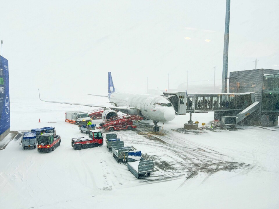 Oslo Lufthavn Gardermoen stengte en periode onsdag på grunn av snøværet. Illustrasjonsfoto arkiv. Ikke alle er like heldige og får satt seg på et fly hjem til jul. SAS sliter fortsatt med kanselleringer etter uværet «Pia». Foto: Beate Oma Dahle / NTB