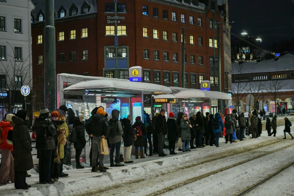Informasjonen kollektivpassasjerer i Oslo fikk onsdag var mangelfull og feilaktig, innrømmer Ruter. Folk i kø på trikkeholdeplassen på Jernbanetorget i Oslo onsdag. Kraftig snøvær førte til store problemer i kollektivtrafikken på Østlandet onsdag. Foto: Rodrigo Freitas / NTB