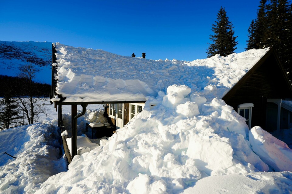En nabokrangel om snømåking endte med kvelertak og besøk av politiet. Illustrasjonsfoto. For mye snø på hus- og hyttetak kan skade konstruksjonen, advarer forsikringsselskapet If. Foto: Lise Åserud / NTB
