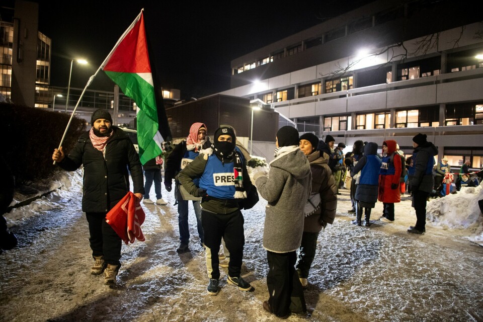 Før delfinalen i MGP var demonstrantene fra Aksjonsgruppa for Palestina på plass på Marienlyst. De ønsker at Norge og NRK skal jobbe for utestengelse av Israel fra Eurovision 2024. Før delfinalen i MGP var demonstrantene fra Aksjonsgruppa for Palestina på plass på Marienlyst. De ønsker at Norge og NRK skal jobbe for utestengelse av Israel fra Eurovision 2024.
