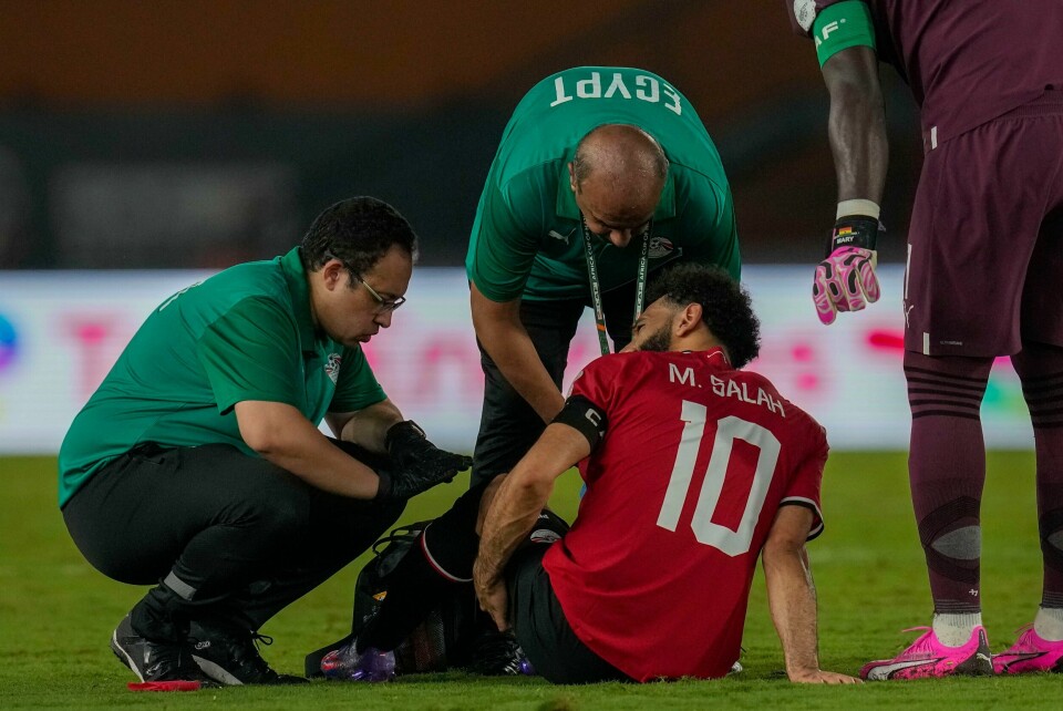 Mohamed Salah slet med skade i torsdagens kamp. Han måtte etter hvert byttes ut. Mohamed Salah slet med skade i torsdagens kamp. Han måtte etter hvert byttes ut. Foto: Themba Hadebe / AP / NTB
