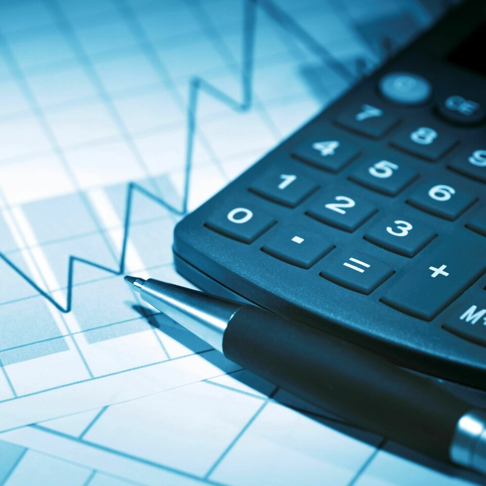 Sett deg ned og få bedre oversikt over egen pensjon, er rådet fra eksperten. Financial background. Closeup of pen near calculator on paper with chart