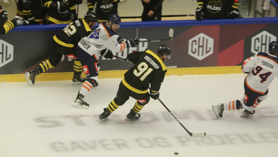 Da Nick Dineen og Tommy Kristiansen var i aksjon for Oilers mot Växjö i CHL hadde de andre regler å forholde seg til. Oilers Växjö