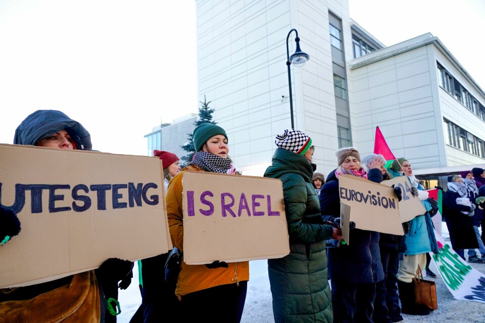 Da NRK presenterte årets Melodi Grand Prix-aritster var de første demonstrantene på plass utenfor Marienlyst i vinterkulda. Protestene handler om Israels deltakelse i årets Eurovision Song Contest. Flere protesterer utenfor NRKs lokaler i Oslo, der årets MGP-deltakere skal avsløres. Demonstrantene er kritiske til at Israel får delta i årets Eurovision. Foto: Heiko Junge / NTB