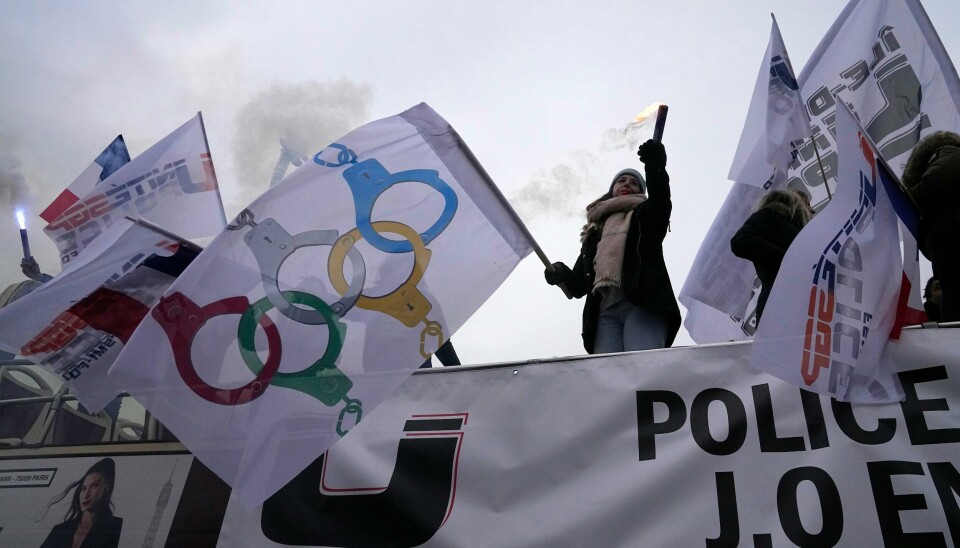 Polititjenestemenn demonstrerer i Paris. Polititjenestemenn demonstrerer i Paris. Foto: Michel Euler / AP / NTB