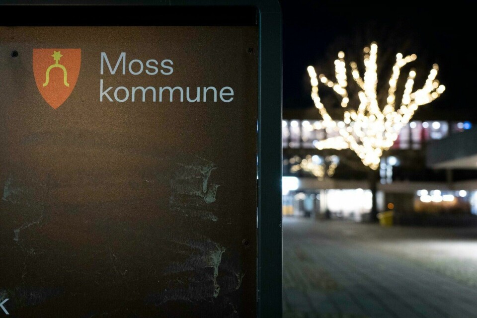 Illustrasjonsfoto. Moss 20211123. Skilt med Moss kommune med byvåpenet utenfor Moss Rådhus. Tallet på antall Korona smittede har vært høy i Moss den siste tiden, og den ene smittetoppen avløser den andre. Det har aldri før blitt meldt om så mange smittetilfeller på ett døgn før, som de 50 foreløpig bekreftede tilfellene man har registrert tirsdag.Foto: Erik Johansen / NTB