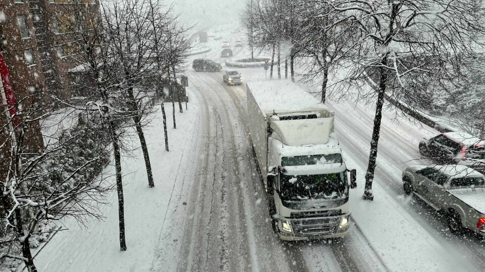 Snøen skaper vanskelige kjøreforhold i Rogaland på fredag. Bildet er fra tidligere i uken i Stavanger. xx