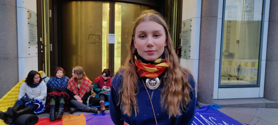 Ella Marie Hætta Isaksen gikk i front når Fosen-aksjonistene blokkerte flere departementer. Foran Olje- og Energidepartementet