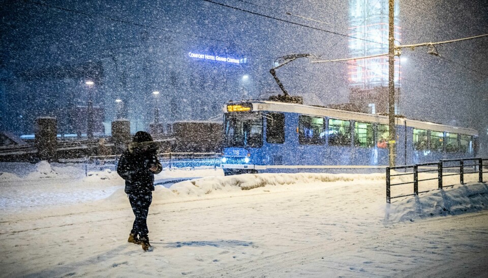 Ruter sier reisegarantien i Oslo gjelder i snøværet onsdag til tross for at det normalt er et unntak for regelen. Det er kraftig snøvær i Oslo og lenger sør på Østlandet. Bildet er tatt i Oslo sentrum tirsdag kveld. Foto: Rodrigo Freitas / NTB