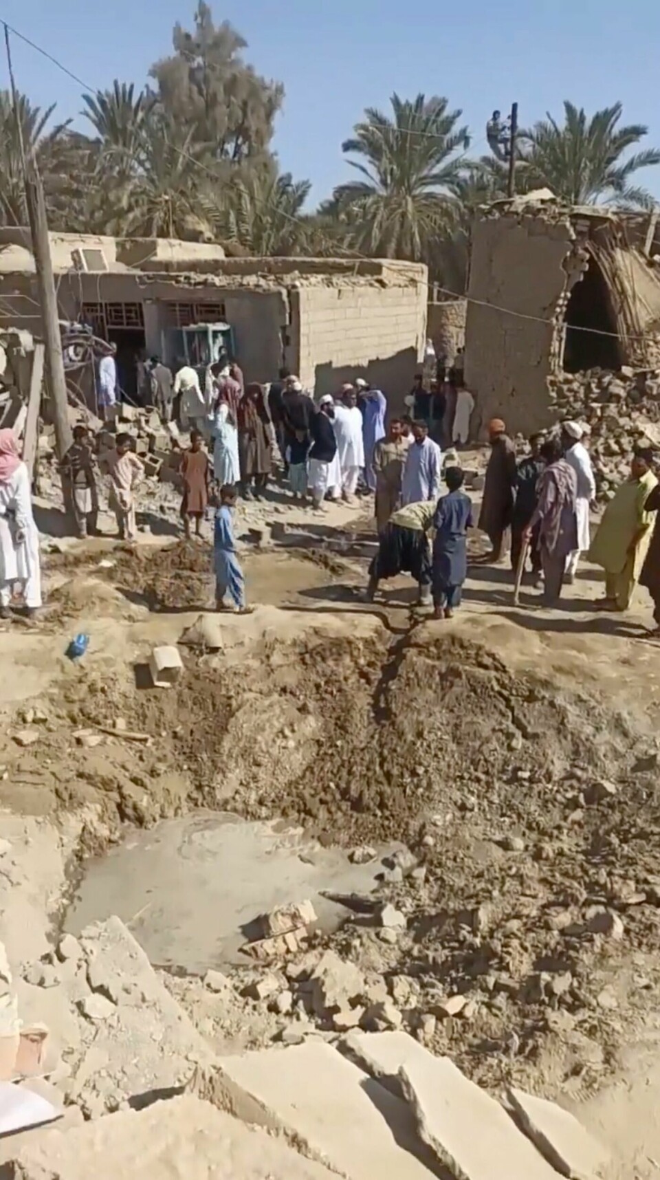 Folk samler seg i etterkant av Pakistans angrep mot Iran denne uka. Folk samler seg i etterkant av Pakistans angrep mot Iran denne uka.