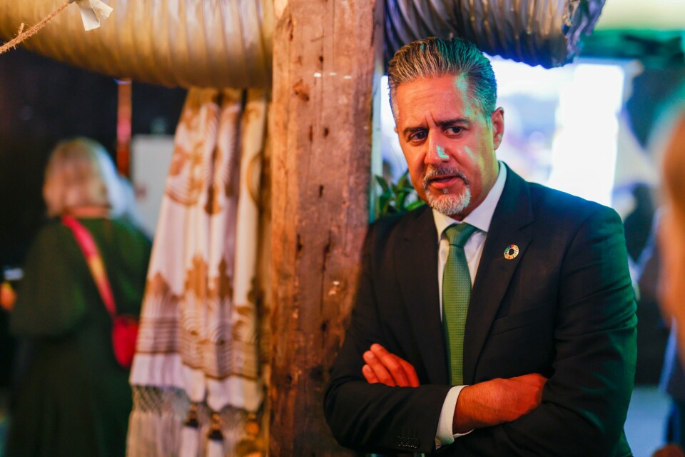Abid Raja (V) mener at statsminister Støre bør vurdere om Ingvild Kjerkol (Ap) kan fortsette som helseminister. Abid Raja på Venstres valgvake i Oslo mandag kveld. Foto: Frederik Ringnes / NTB