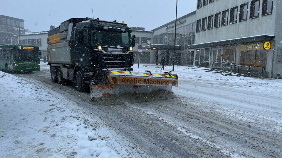 Det intensive snøværet vil avta, men kjøreforholdene kan likevel forbli utfordrende. xx