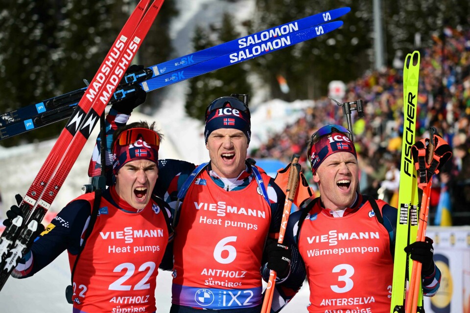 Vinneren Vetle Sjaastad Christiansen flankert av Vebjørn Sørum og Johannes Dale-Skjevdal etter søndagens fellesstart i Anterseva. Vinneren Vetle Sjaastad Christiansen flankert av Vebjørn Sørum og Johannes Dale-Skjevdal etter søndagens fellesstart i Anterseva.