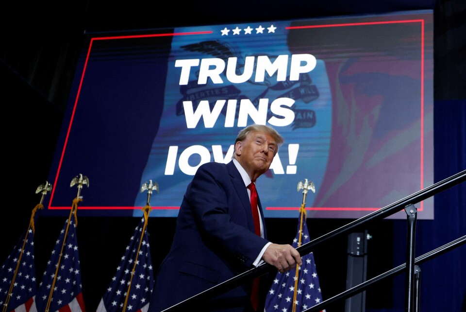 Tidligere president Donald Trump vant over halvparten av stemmene i det republikanske primærvalget i Iowa. Donald Trump går opp en trapp til en scene.