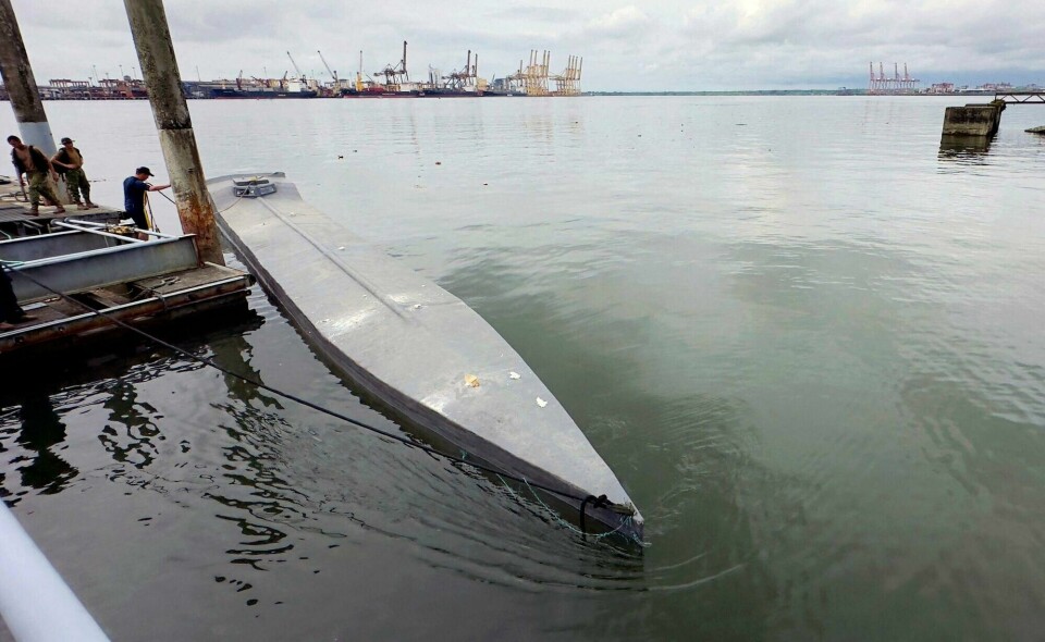 En av de to ubåtene som ble oppdaget utenfor Colombia inneholdende kokain. Handout picture released by Colombia's Navy press office on January 21, 2024, showing the capture of a semi-submersible following a joint operation with the Ecuadorean Armed Forces, in Buenaventura, Valle del Cauca department Colombia. Packages containing 795 kilograms of cocaine hydrochloride were seized from inside the semi-submersible. (Photo by Handout / COLOMBIAN NAVY / AFP) / RESTRICTED TO EDITORIAL USE - MANDATORY CREDIT 'AFP PHOTO / COLOMBIAN NAVY ' - NO MARKETING - NO ADVERTISING CAMPAIGNS - DISTRIBUTED AS A SERVICE TO CLIENTS