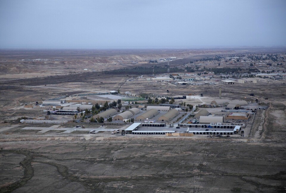 USAs militærbase Ain al-Asad vest i Irak er utsatt for et rakett- og droneangrep. FILE - This Dec. 29, 2019, aerial file photo taken from a helicopter shows Ain al-Asad air base in the western Anbar desert, Iraq. At least 10 rockets targeted a military base in western Iraq that hosts U.S.-led coalition troops on Wednesday, March 3, 2021, the coalition and the Iraqi military said. It was not immediately known if there were any casualties. (AP Photo/Nasser Nasser, File)