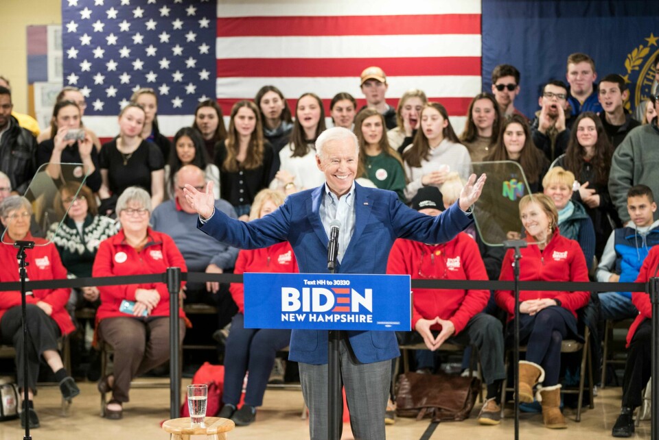 Til tross for at Joe Biden tapte i både Iowa og New Hampshire, vant han i 2020 demokratenes nominasjon med flere delegater enn alle de andre kandidatene sammenlagt. Den amerikanske presidenten Joe Biden foran et publikum i New Hampshire.
