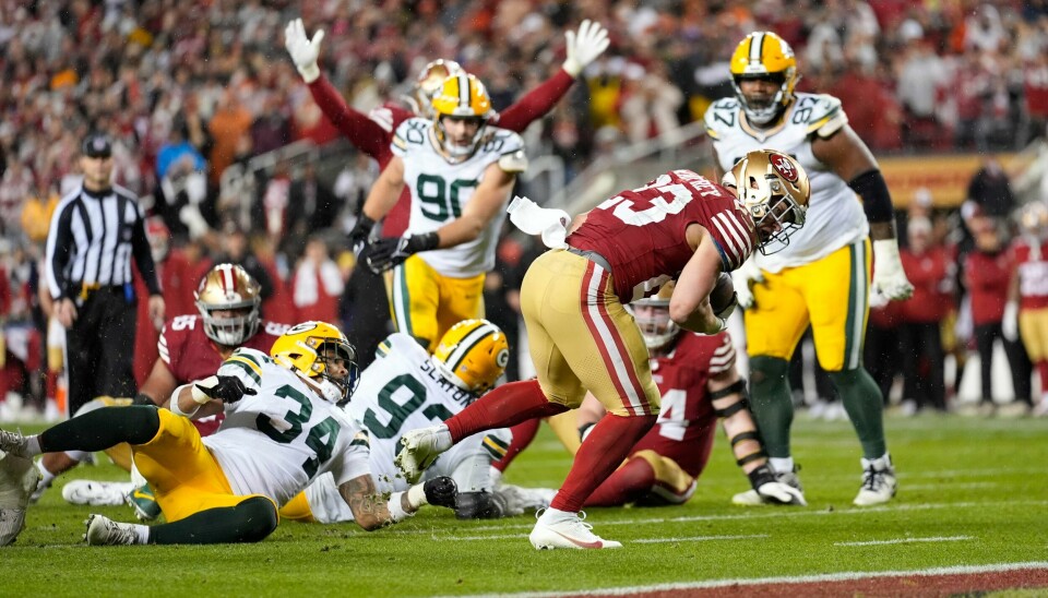 Christian McCaffrey bryter gjennom Green Bay Packers-forsvaret og scorer vinnerpoengene for San Francisco 49ers i NFL-kvartfinalen. Christian McCaffrey bryter gjennom Green Bay Packers-forsvaret og scorer vinnerpoengene for San Francisco 49ers i NFL-kvartfinalen. Foto: Ashley Landis, AP / NTB