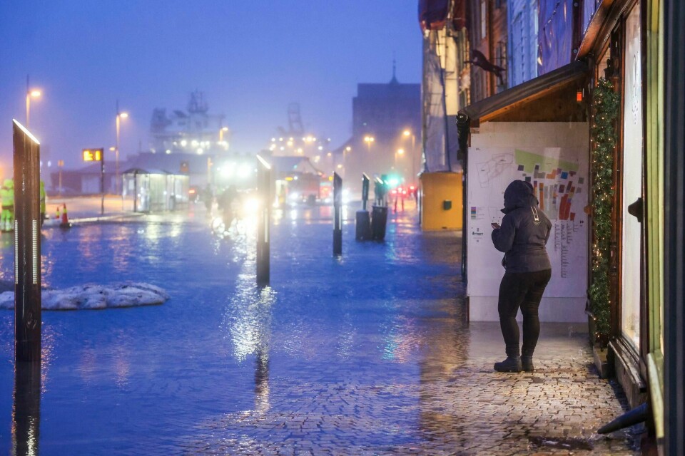 Det har kommet mye nedbør på Vest- og Østlandet. I Bergen ligger Bryggen under vann. Oslo 20240122. Det har kommet mye nedbør på vest og østlandet.Høyt vann og mye nedbør på Bryggen i Bergen.Foto: Silje Kattrine Robinson / NTB