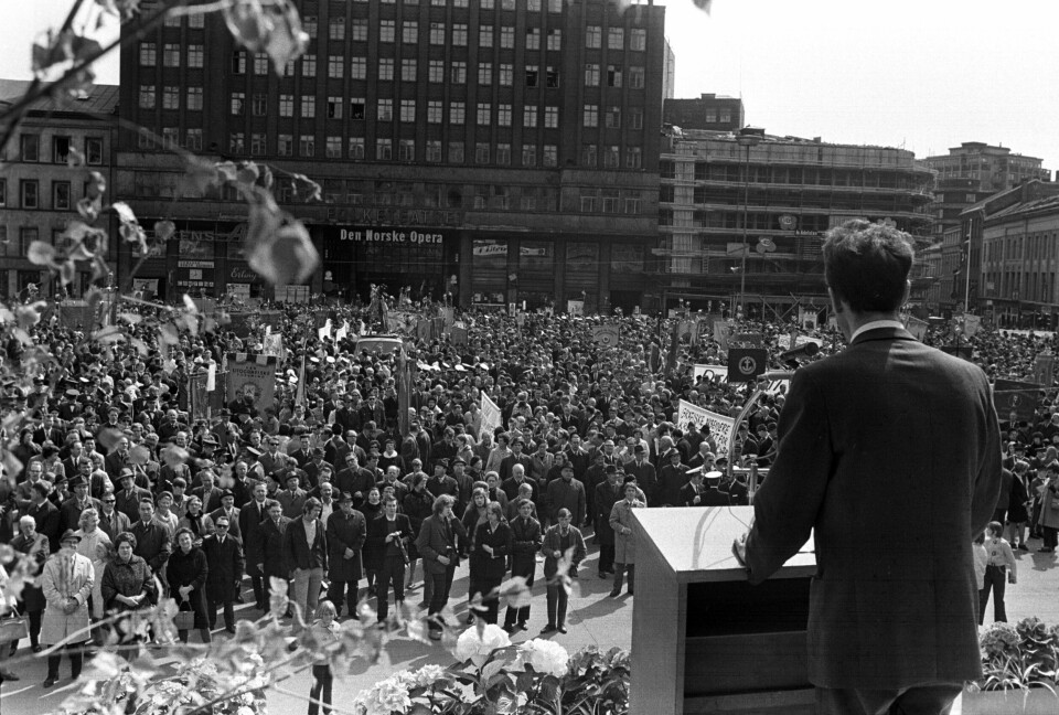 1. mai 1970 på Youngstorget, med tusenvis av mennesker. Fungerende formann i Arbeiderpartiet Reiulf Steen taler.