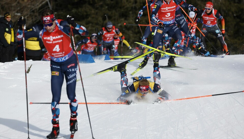 Johannes Thingnes Bø ligger langflat i løypa på førsterunden. Johannes Thingnes Bø ligger langflat i løypa på førsterunden.