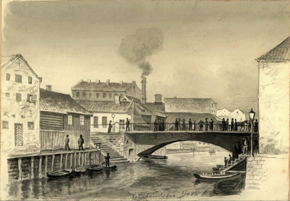 Carl Fredrik Diriks tegning fra 1882 viser Vaterlandsbrua slik den var på starten av 1880-tallet, med trapper ned på begge sider. Vi ser her nedover elva. Brua med fabrikkpiper i bakgrunn.