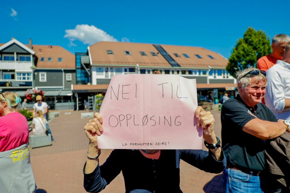 Fra en demonstrasjon i Søgne i 2022 der mange engasjerte seg mot oppsplitting. Tvangssammenslåingen av Søgne, Songdalen og Kristiansand og den påfølgende striden om hvorvidt storkommunen skal oppløses, har sitt satt preg på lokalpolitikken i mange år. Foto: Tor Erik Schrøder / NTB