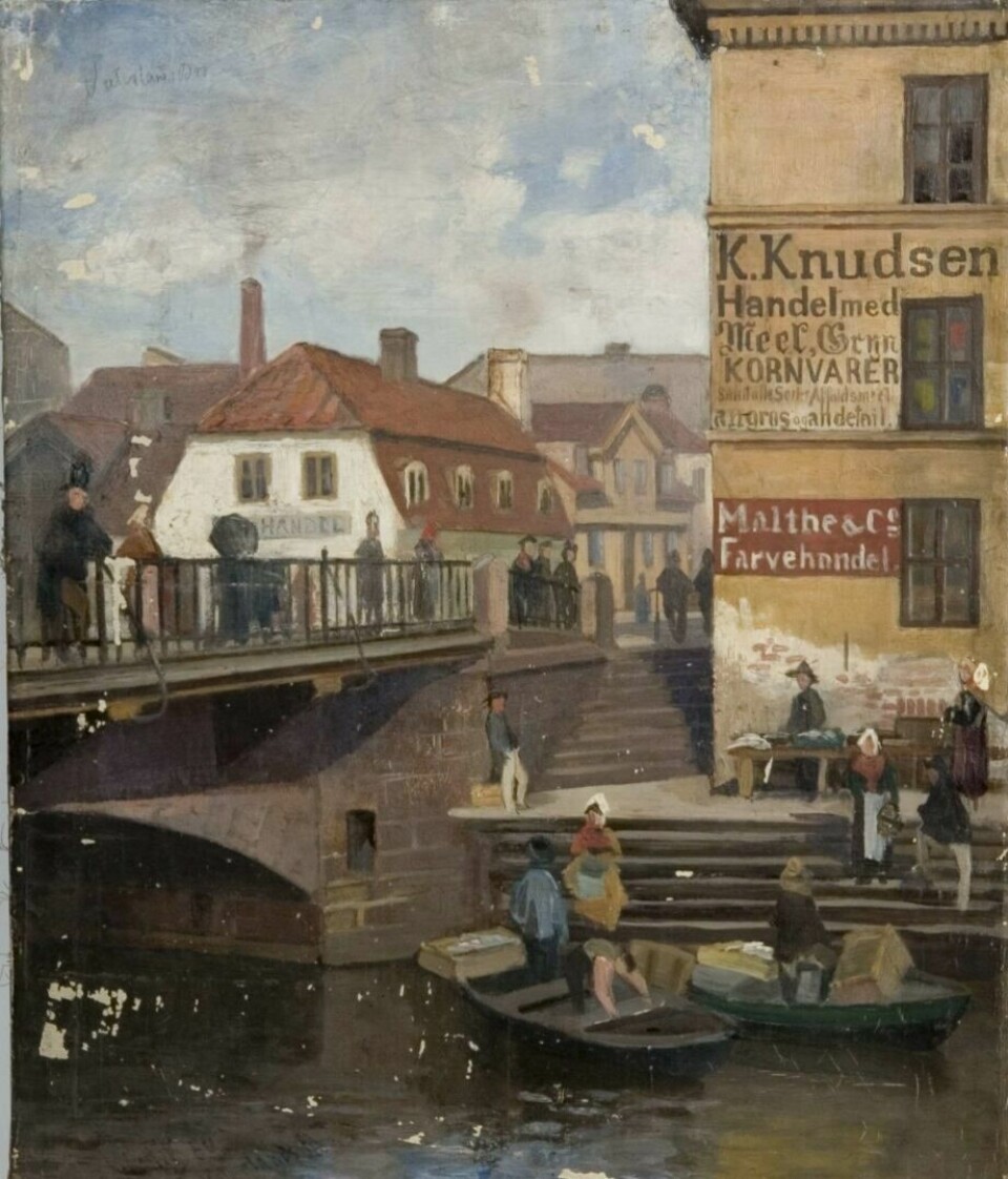 På dette maleriet fra 1880 ser vi småbåter med fisk kommer inn til Vaterlands bru, og fiskehandlere på avsatsen. Maleri av Vatrelands bru sett fra vannkanten