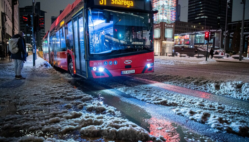 Bussene fikk de største trafikale utfordringene mandag. Bildet viser en buss i Oslo som kjører på vått og glatt føre.