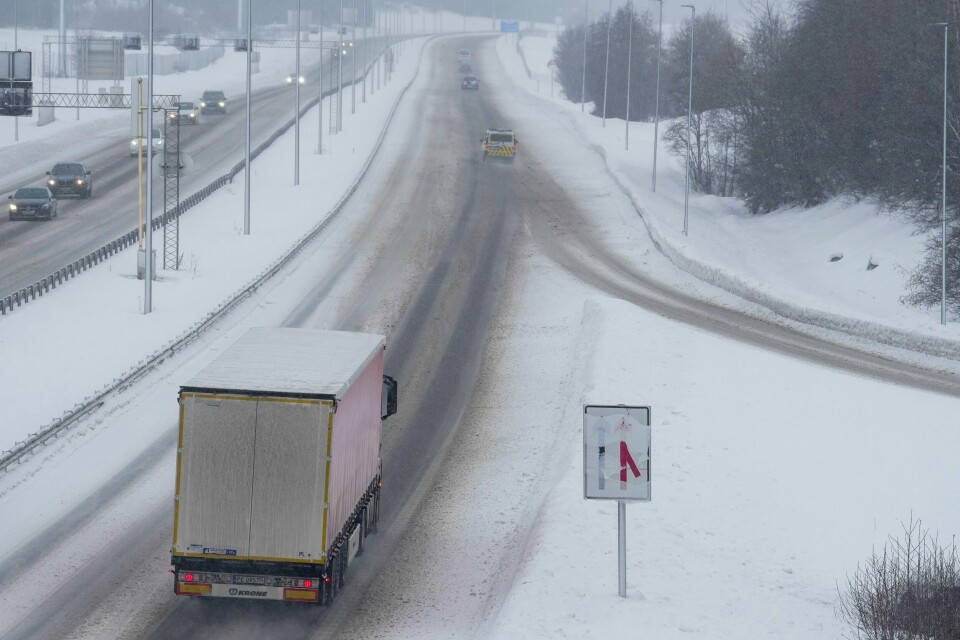 Statens vegvesen melder om at det trolig blir glatte veier i store deler av Sør-Norge mandag. Statens vegvesen melder om at det trolig blir glatte veier i store deler av Sør-Norge mandag. Foto: Javad Parsa / NTB