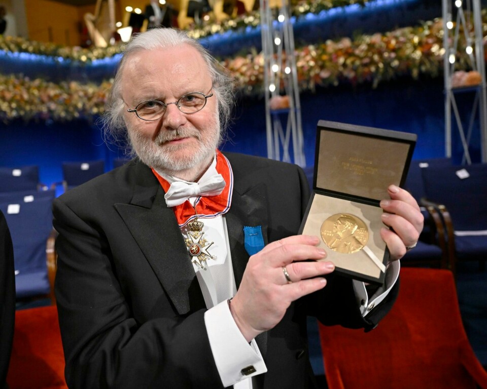 Jon Fosse (64) fikk nobelprisen i litteratur. Samtidig ble Oliver Lovrenski (19) den yngste mottaker av Bokhandlerprisen. To språksmeder fra ulike generasjoner og fra to helt ulike språklige tradisjoner, skapte på hvert sitt vis begeistring i året som gikk, skriver Kristin Danielsen. Nobelprisvinneren i litteratur Jon Fosse med sin Nobelpris etter Nobelprisutdelingen i Konserthuset i Stockholm.Foto: Jonas Ekströmer/ TT / NTB