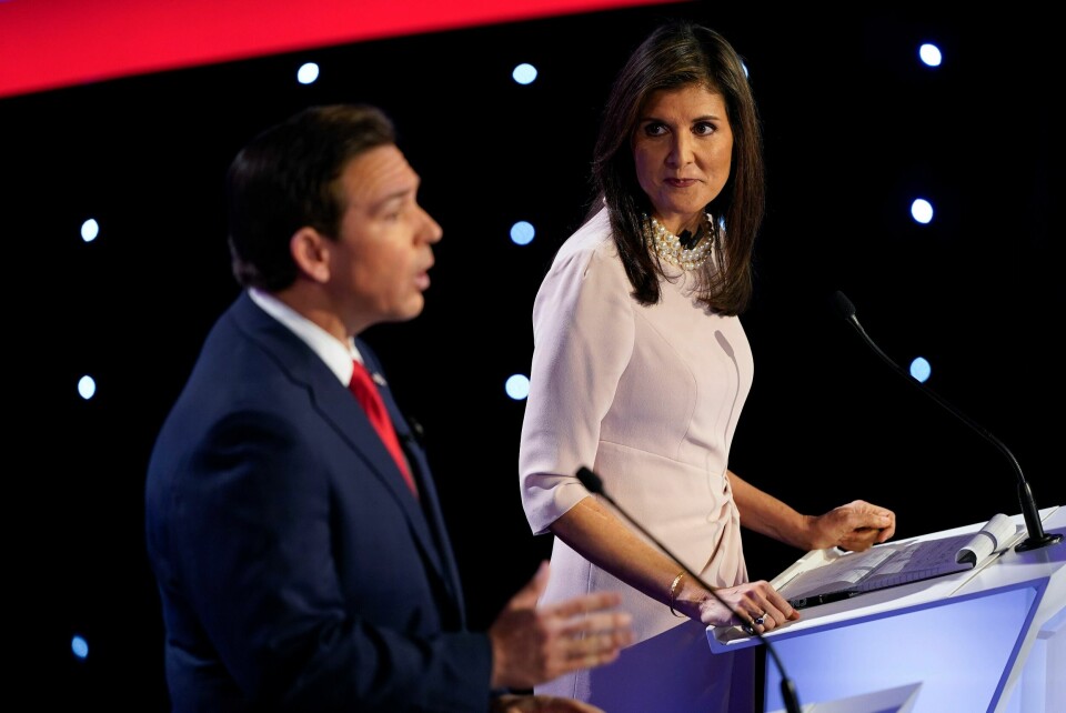 Nikki Haley (t.h.) og Ron DeSantis (t.v.) avbildet under en debatt i Iowa nylig. Foto: Andrew Harnik / AP / NTB