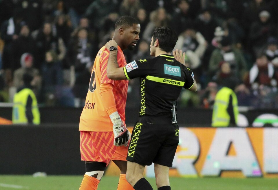 En supporter som opprådde rasistisk mot Milan-keeper Mike Maignan har blitt utestengt på livstid. Mike Maignan forlot banen lørdxag. Foto: Andrea Bressanutti/LaPresse via AP / NTB