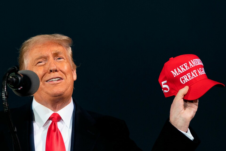 Ekspresident Donald Trump med en av sine karakteristiske «MAGA»-capser. Ekspresident Donald Trump med en av sine karakteristiske «MAGA»-capser.