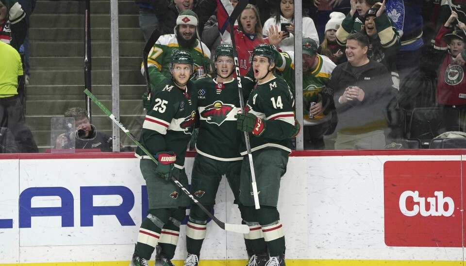 Minnesota Wild-senter Joel Eriksson Ek feirer med lagkameratene etter å ha scoret i tredje periode av NHL-kamp mot Washington Capitals i St Paul, Minnesota. Minnesota Wild-senter Joel Eriksson Ek feirer med lagkameratene etter å ha scoret i tredje periode av NHL-kamp mot Washington Capitals i St Paul, Minnesota. Foto: Abbie Parr AP / NTB