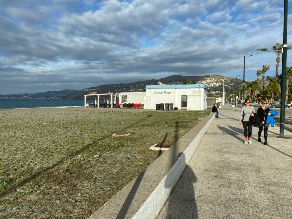 Slik så det ut i Salobreña, om lag åtte mil fra Malaga, torsdag 18 januar. Da var det 18 sommerlige varmegrader der. Solbriller var «obligatorisk» og enkelte gikk i shorts, ifølge rapportene. Slik så det ut i Salobreña, om lag åtte mil fra Malaga, torsdag 18 januar. Da var det 18 sommerlige varmegrader der. Solbriller var «obligatorisk» og enkelte gikk i shorts, ifølge rapportene.