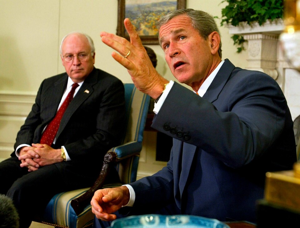 George W. Bush (t.h.) og daværende visepresident Dick Cheney avbildet i 2002. FILE - President George W. Bush, right, with Vice President Dick Cheney at his side, speaks during a meeting with congressional leaders in the White House Oval Office on Sept. 18, 2002. A new CNN Films documentary explores the role of the U.S. vice presidency, which in modern times has emerged into a more powerful position. Still, the film notes that a veep’s duties are all up to the president. (AP Photo/Doug Mills, File)
