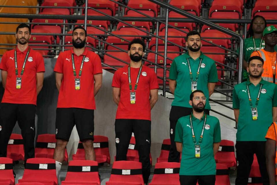 Mohamed Salah så mandagens kamp fra sidelinjen. Mohamed Salah så mandagens kamp fra sidelinjen. Foto: Themba Hadebe / AP / NTB