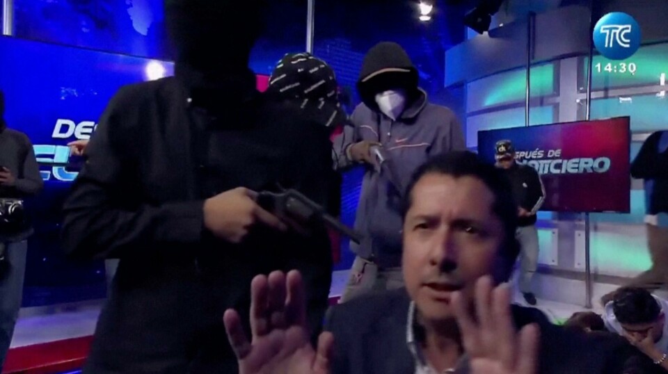 Maskerte kriminelle tok seg inn i TV-studio mens sendingen pågikk i Ecuador 9. januar. En viktig grunn til voldsøkningen i landet er at kokainproduksjon og handel har nådd rekordnivåer, og at fattige, lille Ecuador er blitt et sentralt utskipningsland. .
