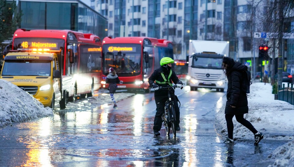 Væromslaget over Sør-Norge fører til utfordringer for fotgjengere og bilister i Oslo, og tidlig på ettermiddagen onsdag var omtrent alle bussavganger innstilt. Buss
