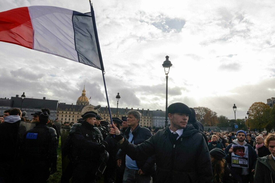 Bilde fra en demonstrasjon i Paris i november mot den økende anti-semittismen i Frankrike. A protester waves a flag of France during a march against anti-Semitism in Paris, on November 12, 2023. Tens of thousands are expected to march Sunday in Paris against anti-Semitism amid bickering by political parties over who should take part and a surge in anti-Semitic incidents across France. Tensions have been rising in the French capital, home to large Jewish and Muslim communities, in the wake of the October 7 attack by Palestinian militant group Hamas on Israel, followed by a month of Israeli bombardment of the Gaza Strip. France has recorded nearly 12,250 anti-Semitic acts since the attack. National Assembly speaker Yael Braun-Pivet and Gerard Larcher, the Senate speaker, called on November 7 for a 'general mobilisation' at the march against the upsurge in anti-Semitism. (Photo by Geoffroy Van der Hasselt / AFP)