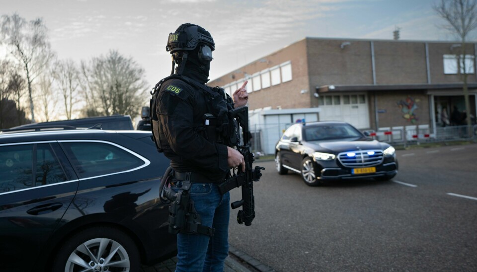 Væpnet politi holder vakt ved rettssalen der til sammen ni menn er tiltalt for å være involvert i drapet på krimjournalisten Peter de Vries. Væpnet politi holder vakt ved rettssalen der til sammen ni menn er tiltalt for å være involvert i drapet på krimjournalisten Peter de Vries. Foto: Peter Dejong / AP / NTB