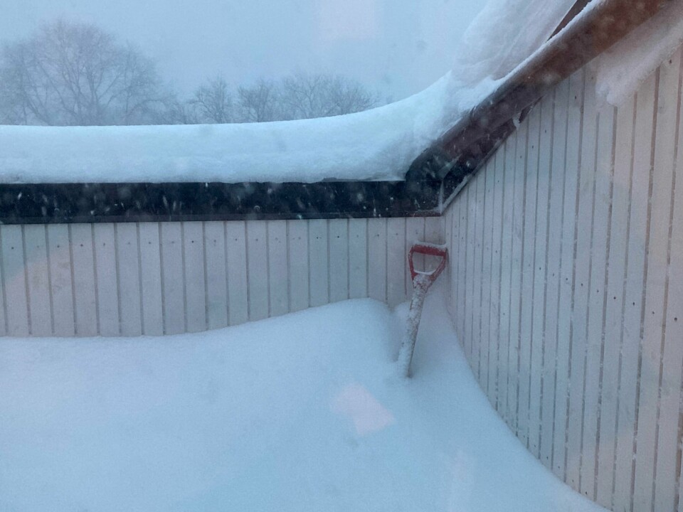 Andre synes å ha gitt opp helt i kampen mot snøen. Denne spaden er iallfall ikke blitt brukt på en stund. Andre synes å ha gitt opp helt i kampen mot snøen. Denne spaden er iallfall ikke blitt brukt på en stund.